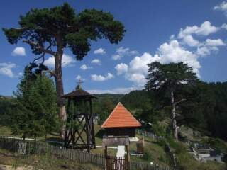 Црква брвнара у Доброселици