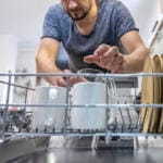 Како машина за прање судова може помоћи у борби против кућне прљавштине?