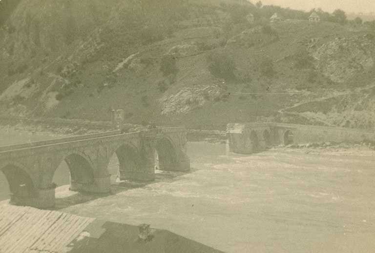 У ноћи 13/14. септембра 1914. аустроугарска војска је порушила део моста на Дрини