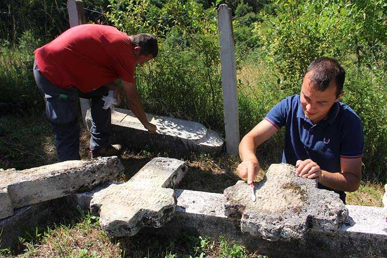 Бојан Радојичић (лево) и Филип Бјелић у трагању за споменицима солунцима